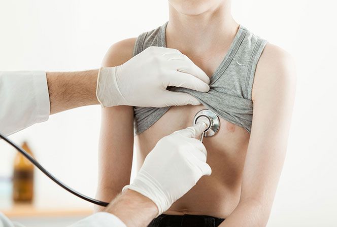 Doctor examinando el corazón de un niño